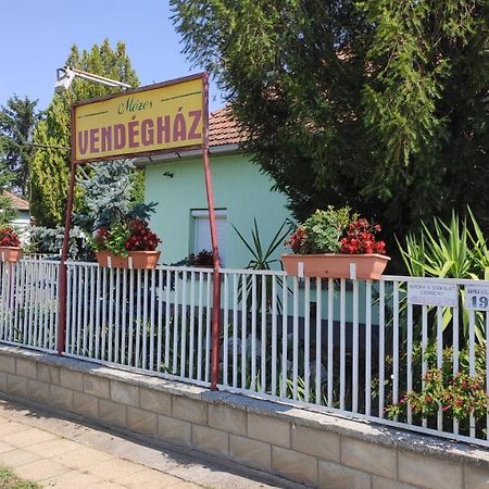 Ópusztaszeri Mózes Vendégház Opusztaszer Exterior foto